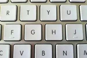 Ini alasan di balik pemberian tonjolan pada huruf F dan J di keyboard