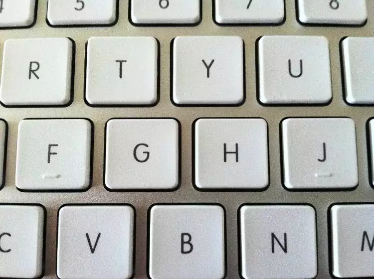 Ini alasan di balik pemberian tonjolan pada huruf F dan J di keyboard