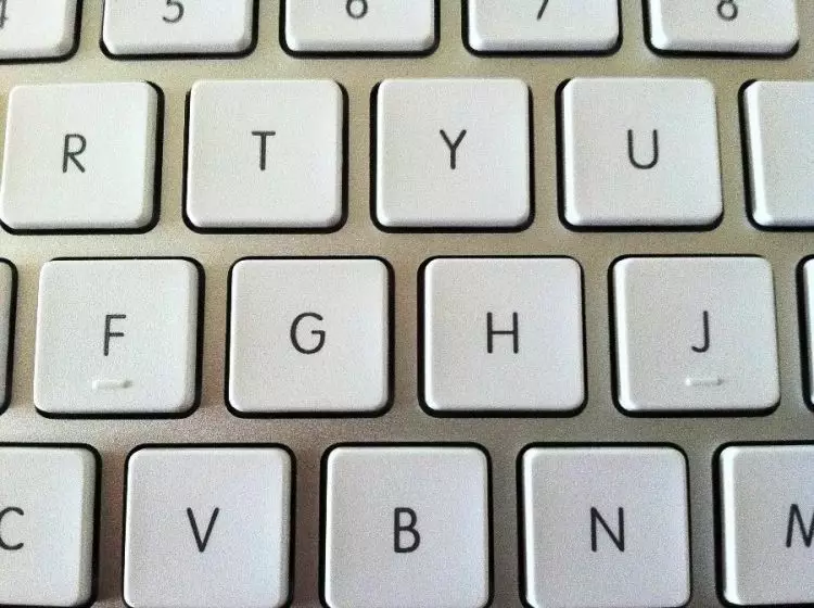 Ini alasan di balik pemberian tonjolan pada huruf F dan J di keyboard