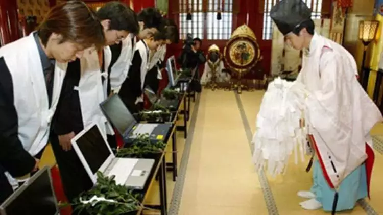 Unik, di Jepang ada kuil khusus untuk mendoakan gadget