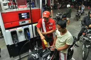 Sering goyangin kendaraan waktu ngisi bensin, bermanfaat nggak sih?