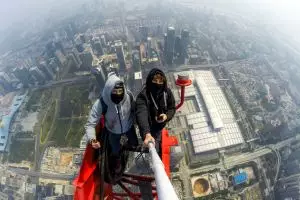 VIDEO: Panjat gedung tertinggi kedua di dunia, habis itu selfie 