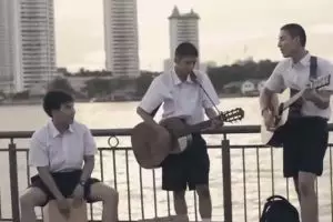 VIDEO: Anak kuper bawa gitar ke sekolah, diolok-olok teman