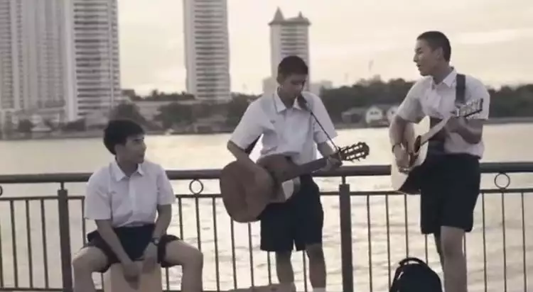 VIDEO: Anak kuper bawa gitar ke sekolah, diolok-olok teman
