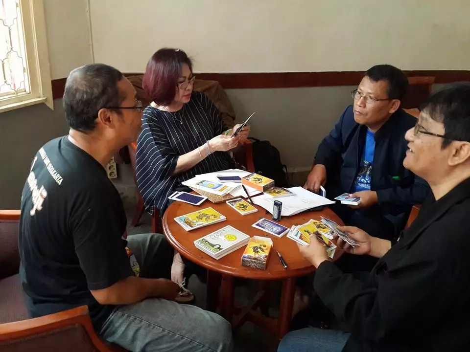 Tak perlu punya indera keenam, tarot bisa dipelajari siapa saja