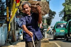 Gigihnya Mbah Kom, 32 tahun jualan sapu lidi meski tak melihat