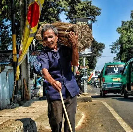Gigihnya Mbah Kom, 32 tahun jualan sapu lidi meski tak melihat