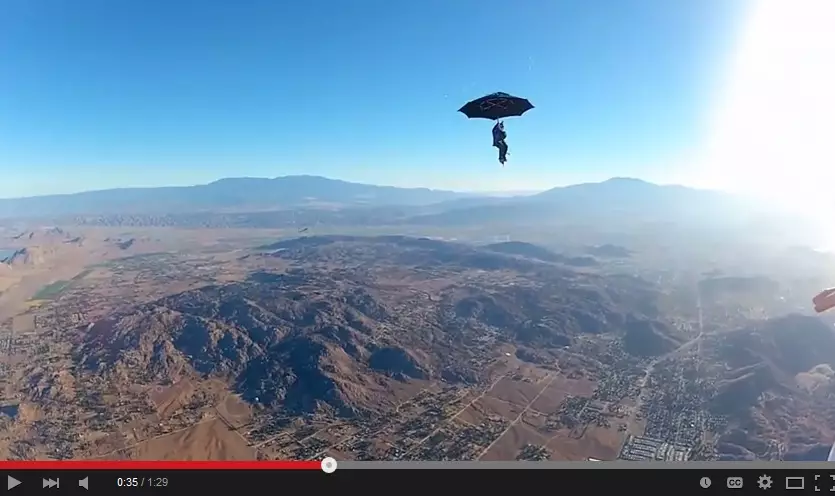 VIDEO: Terjun payung menggunakan payung sungguhan!