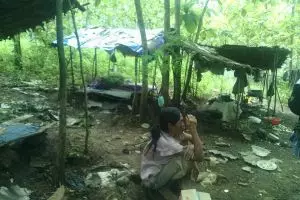 Ibu ini tinggal di hutan Blitar berteman hewan liar