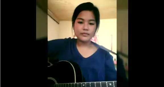 Pacar cuek gara-gara COC, cewek cantik ini sindir pakai lagu, kece!