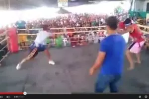 VIDEO: Tinju dengan mata tertutup bikin ketawa 'guling-guling'