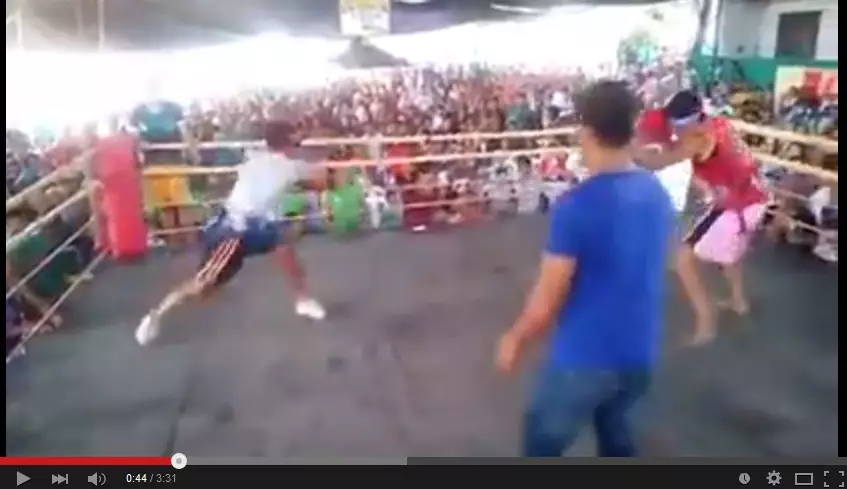 VIDEO: Tinju dengan mata tertutup bikin ketawa 'guling-guling'