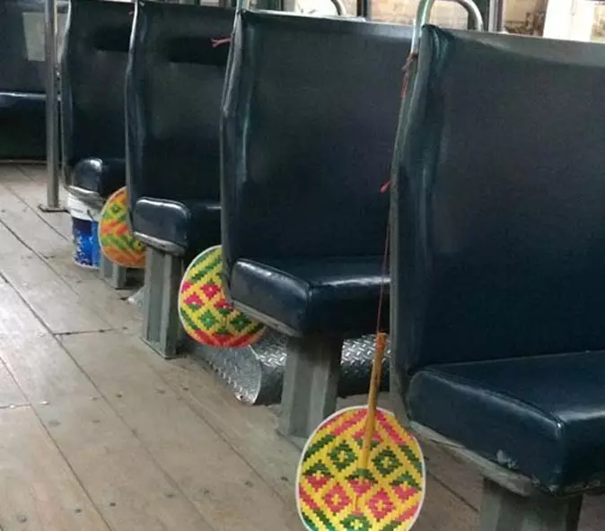 Kepanasan? Bus ini sediakan kipas anyaman di dalamnya