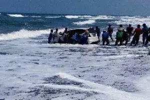 Waduh, mobil nyemplung ke laut hebohkan pengunjung Pantai Depok, Jogja