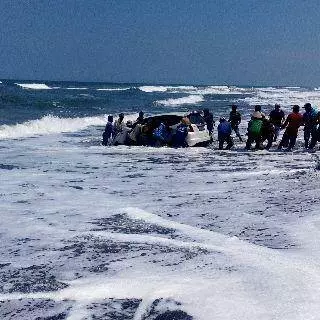 Waduh, mobil nyemplung ke laut hebohkan pengunjung Pantai Depok, Jogja