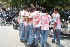 Begini awal mula kenapa ada aksi coret-coret seragam saat lulusan