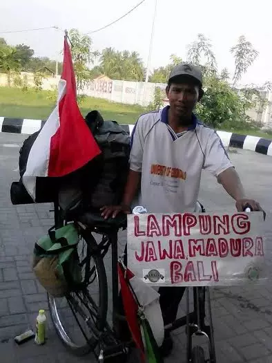 Bapak ini ingin taklukkan Lampung-Jawa-Madura-Bali naik onthel, joss!