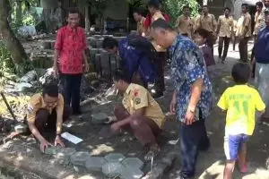 Rayakan kelulusan, siswa MAN 2 Kediri bakti sosial bangun masjid