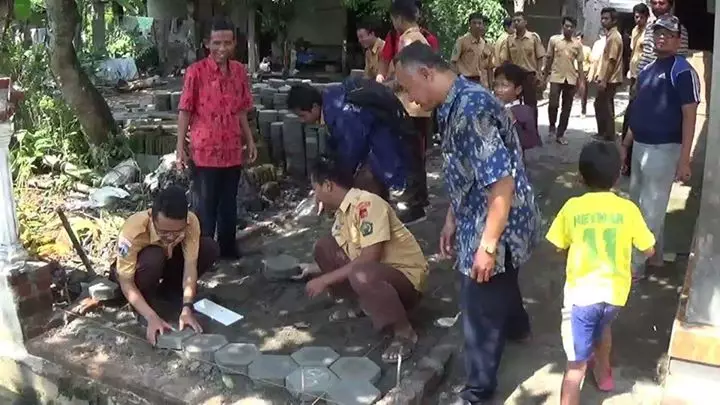 Rayakan kelulusan, siswa MAN 2 Kediri bakti sosial bangun masjid