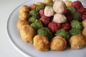 Bukan jajanan biasa, bakso warna-warni ini berbahan lele, buah & sayur
