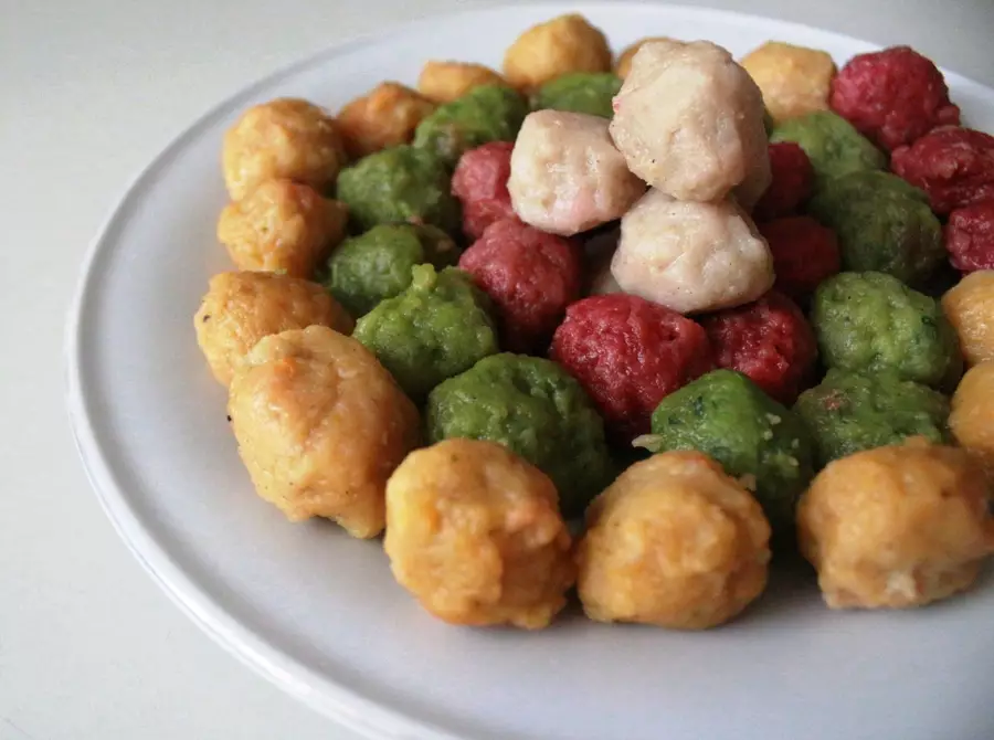 Bukan jajanan biasa, bakso warna-warni ini berbahan lele, buah &amp; sayur