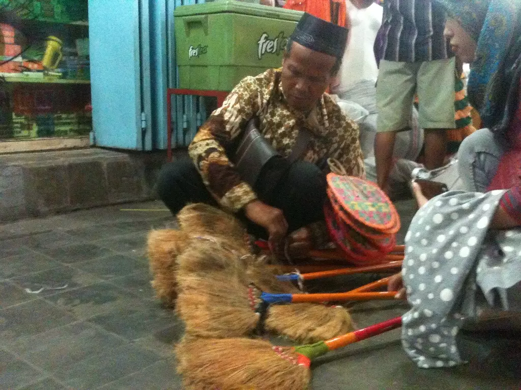 Demi keluarga, tunanetra ini merantau jualan sapu &amp; tidurnya di masjid