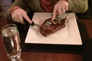 Begini cara makan sajian steak yang benar