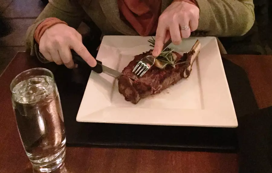 Begini cara makan sajian steak yang benar