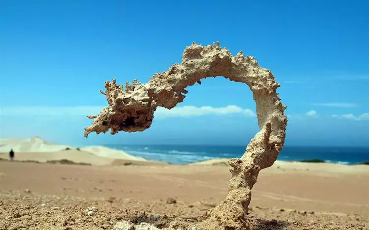 Ini yang terjadi ketika petir menyambar pasir, menakjubkan!
