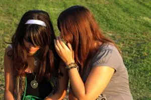 7 Alasan mengapa orang doyan curhat, kamu termasuk yang mana?