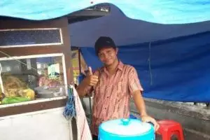 Siang jualan soto & malam hari Wiyarno mendalang tanpa bayaran, top!