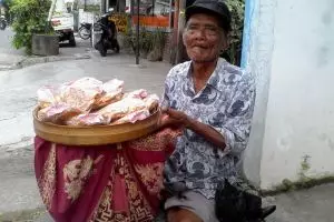 Usia senja, Mbah Temo semangat jualan peyek demi untung tak seberapa