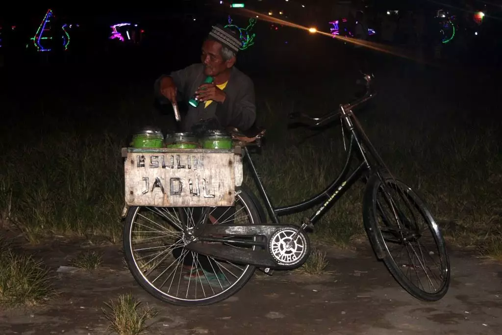 Mbah Dumiyo, usia 90 tahun tetap semangat jualan 'es jadul'