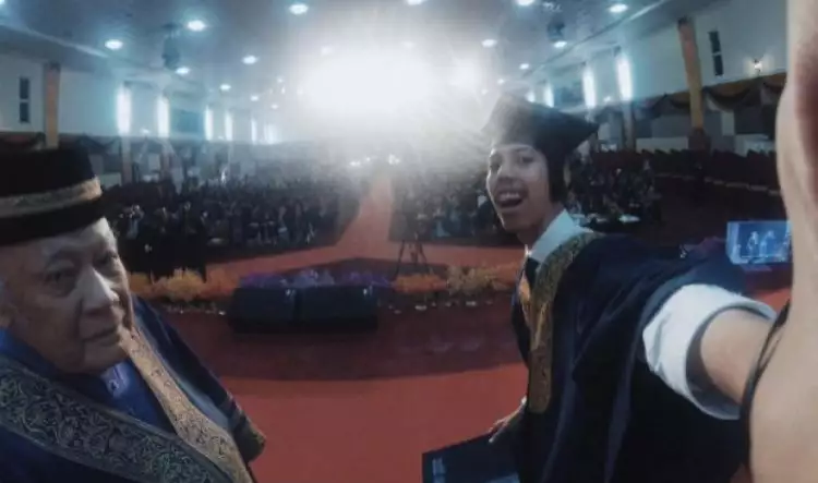 Selfie saat wisuda, mahasiswa ini ditunda kelulusannya