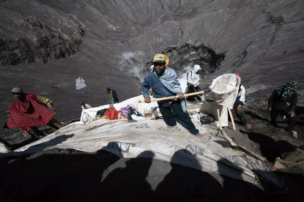Berdiri di tebing kawah tanpa pengamanan demi ngalap berkah, nekat!
