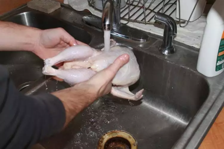 Studi: Mencuci daging ayam ternyata berbahaya