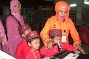 Siapa bilang kirim surat via pos sudah langka? Ini buktinya