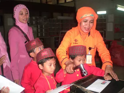 Siapa bilang kirim surat via pos sudah langka? Ini buktinya