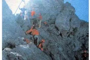 Perjuangan Tim SAR evakuasi Eri Yunanto menantang bahaya