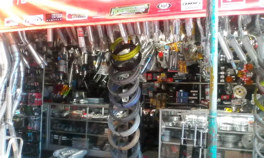 Uniknya pasar barang bekas Jogja, baru ramai setelah gelap