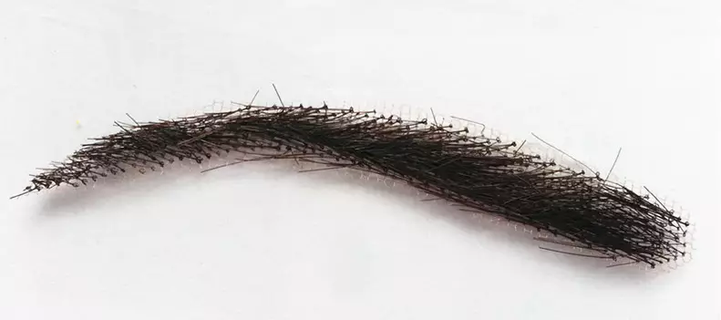 Mudah saja membentuk alis sesukamu, cukup tempel stiker alis