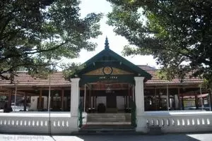 Masjid tertua berumur 4 abad ini dulunya dikelola dua keraton