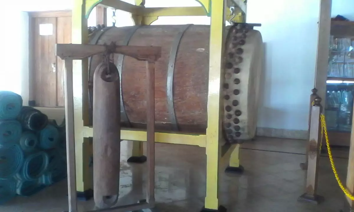 Bedug berumur 4 abad ini ditabuh 30 menit nonstop tiap Jumat