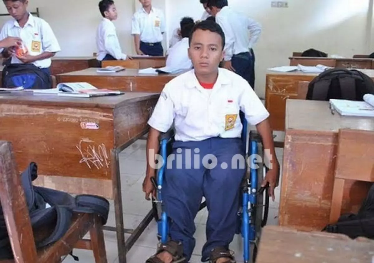 Dengan kursi roda usang, Edi ke sekolah sejauh 5 km tiap hari