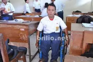 Dengan kursi roda usang, Edi ke sekolah sejauh 5 km tiap hari 