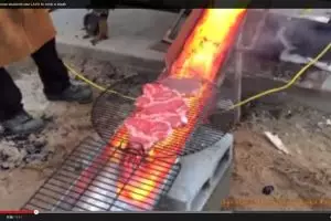 VIDEO: Daging steak ini dipanggang pakai lava pijar, kamu coba nggak?