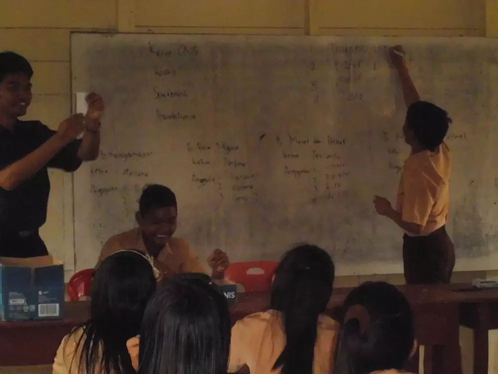 Bagaimana bila murid-murid suku Dayak pedalaman membentuk OSIS ya?