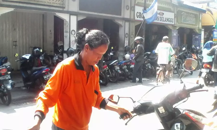 Nasib juru parkir wanita, gadaikan motor demi ganti rugi motor hilang