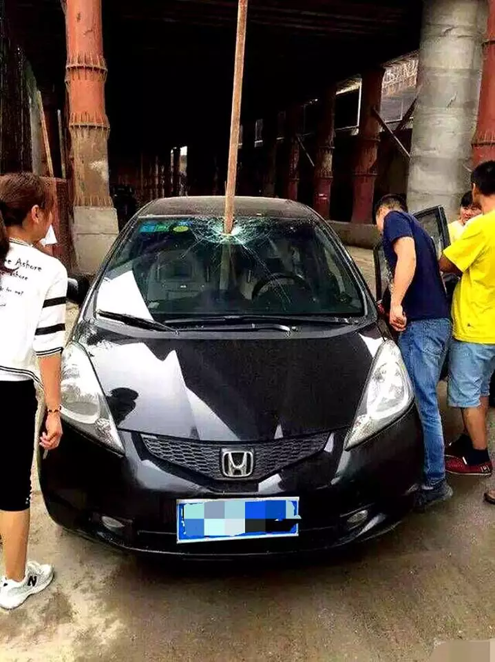 Bak film Final Destination, linggis jatuh menancap di mobil melaju