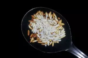 Cara mudah bedakan beras plastik & beras asli, bisa dilakukan di rumah